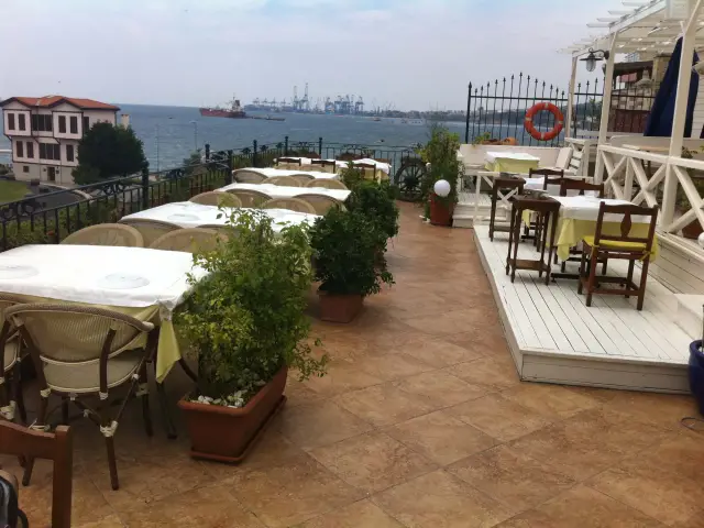 Red Lara Cafe & Restaurant'nin yemek ve ambiyans fotoğrafları 1