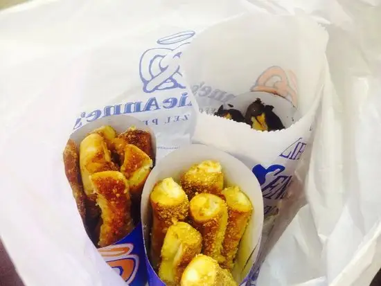 Gambar Makanan Auntie Anne's Pretzel 11