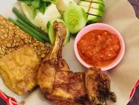 Ayam Kuning Lalapan Tanta Anna