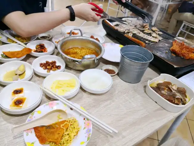 돈돼지 삼겹살 Don Dwae Ji Sam Gyeob Sal Unlimited Refillable Korean BBQ Food Photo 1