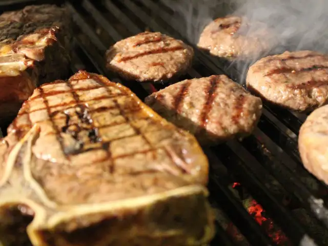 Holy Cow Gourmet Burgers & Steakhouse'nin yemek ve ambiyans fotoğrafları 19