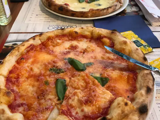 Azzurro Pizza Napoletana'nin yemek ve ambiyans fotoğrafları 9