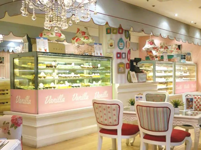 Vanilla Cupcake Bakery Food Photo 6