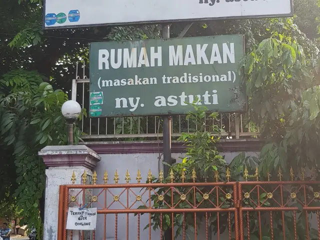 Gambar Makanan Ayam Goreng Mbok Berek Ny. Astuti 4