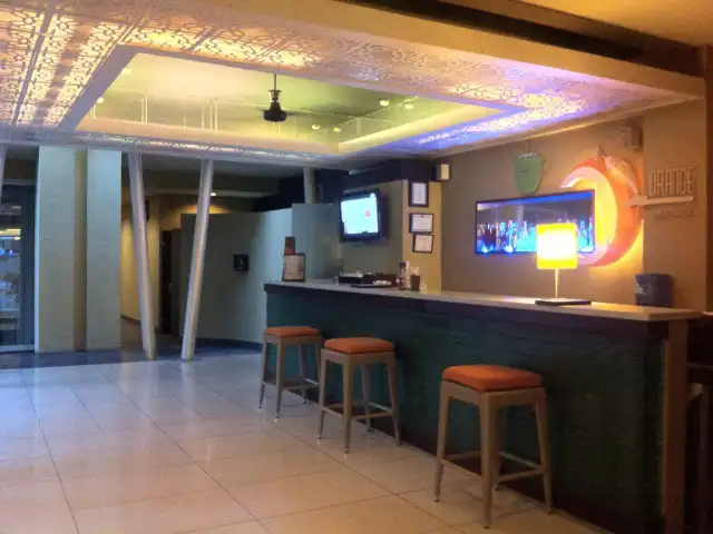 Gambar Makanan Orange Lounge & Bar - 100 Sunset Hotel 5