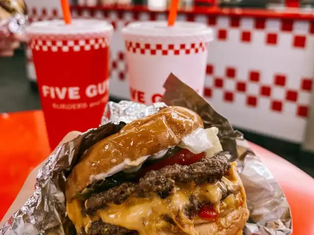 Five Guys Food Photo 7