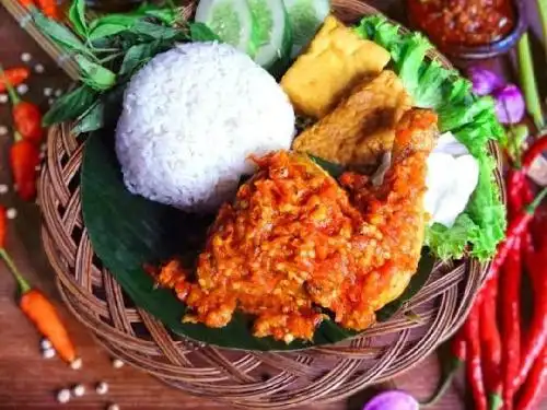 AYAM MBLEWER SAMBAL SETAN