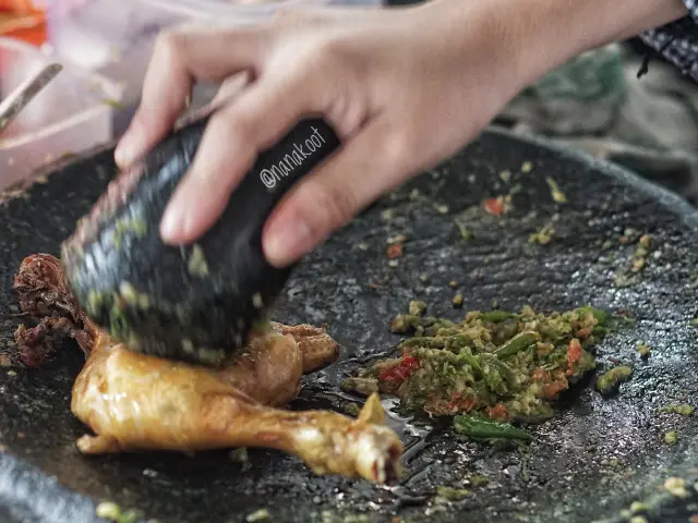 Gambar Makanan Ayam Gebuk Mbah Gembul 10