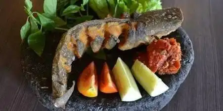 Pecel Lele & Ayam "Bang Imut", Hangtuah