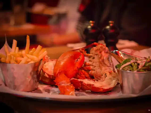 Burger & Lobster