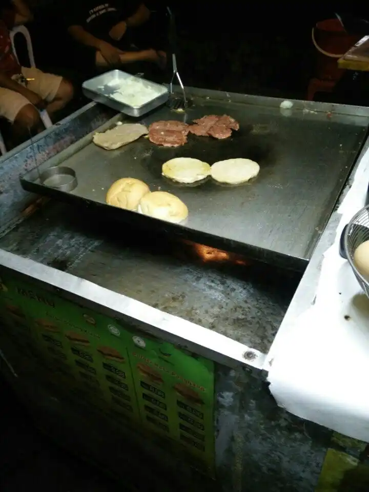 burger abang hensem (oblong) depan char kuew tiow