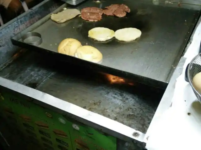burger abang hensem (oblong) depan char kuew tiow