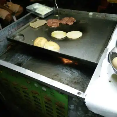 burger abang hensem (oblong) depan char kuew tiow
