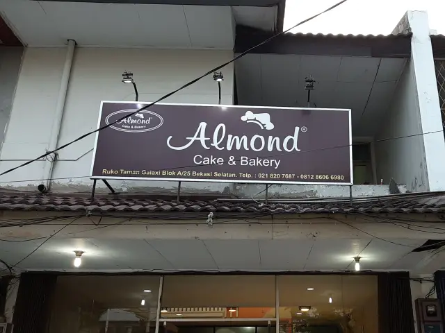 Gambar Makanan Almond Cake & Bakery 6