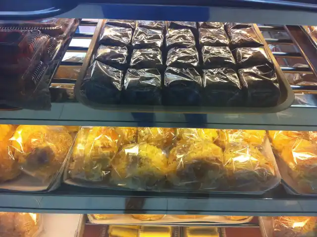Hizon's Cakes & Pastries Food Photo 10