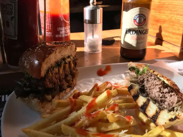 Burgerhood'nin yemek ve ambiyans fotoğrafları 18