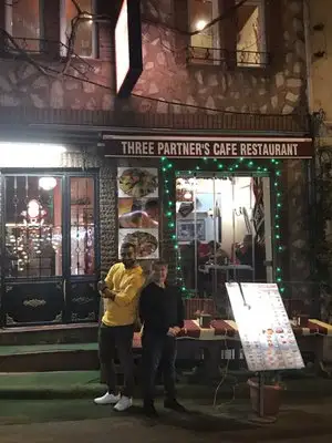 Three Partners Cafe &amp; Restaurant'nin yemek ve ambiyans fotoğrafları 1