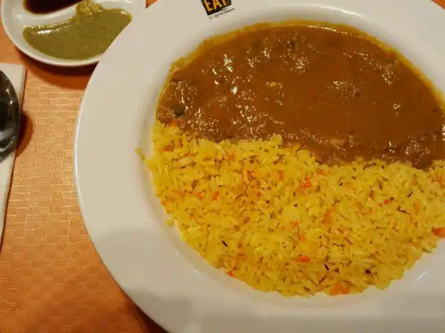 Gambar Makanan Indian Curry with Naan Bread 3