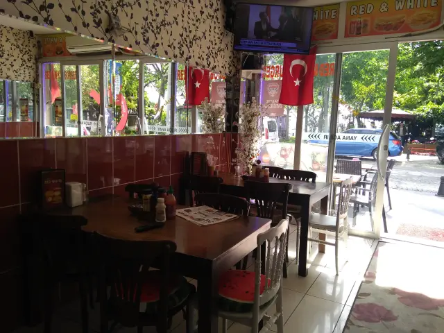 Red White Burger'nin yemek ve ambiyans fotoğrafları 3