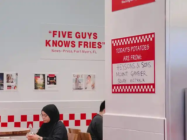 Five Guys Food Photo 6