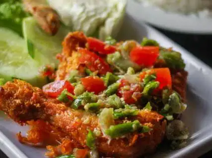 Ayam Pecak Bang Aan, Sutomo Ujung