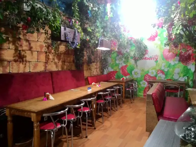 Gambar Makanan Strawberry Cafe 12