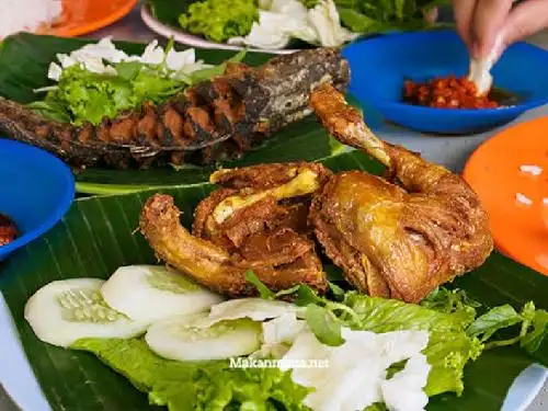 Pecel Ayam, Pecel Lele, Mie Pedas Dan Kelapa Muda Nuansa Alam