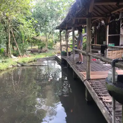 Saung Makan Bu Empat (Spesial Masakan Udang Galah dan Ikan)