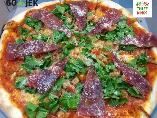 Gambar Makanan Three Kings Pizza 12