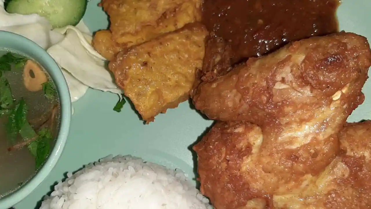 Nasi lemak berlauk cik.zura