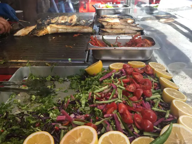 Meşhur Balıkçı Mehmet Usta Karaköy'nin yemek ve ambiyans fotoğrafları 13