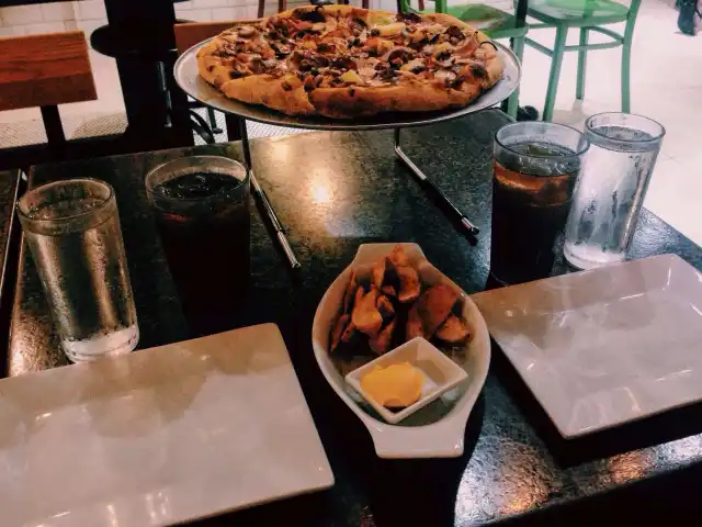 Angel's Pizza Food Photo 3
