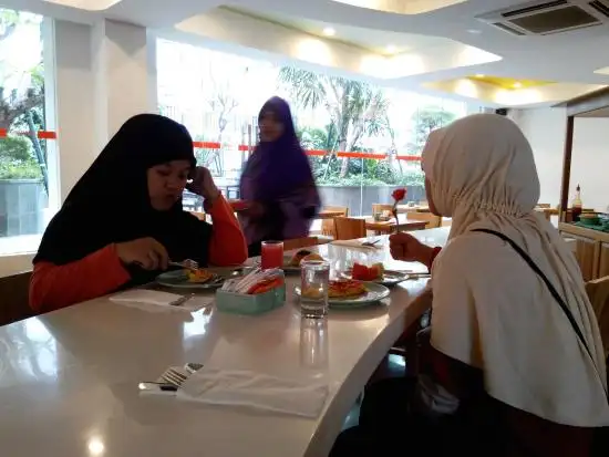 Gambar Makanan HARRIS Hotel Bukit Jimbaran Restaurant 4