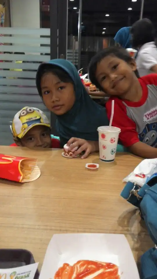 Gambar Makanan McD Larangan Indah 6