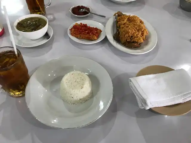Gambar Makanan Ayam Goreng Ny. Suharti 9