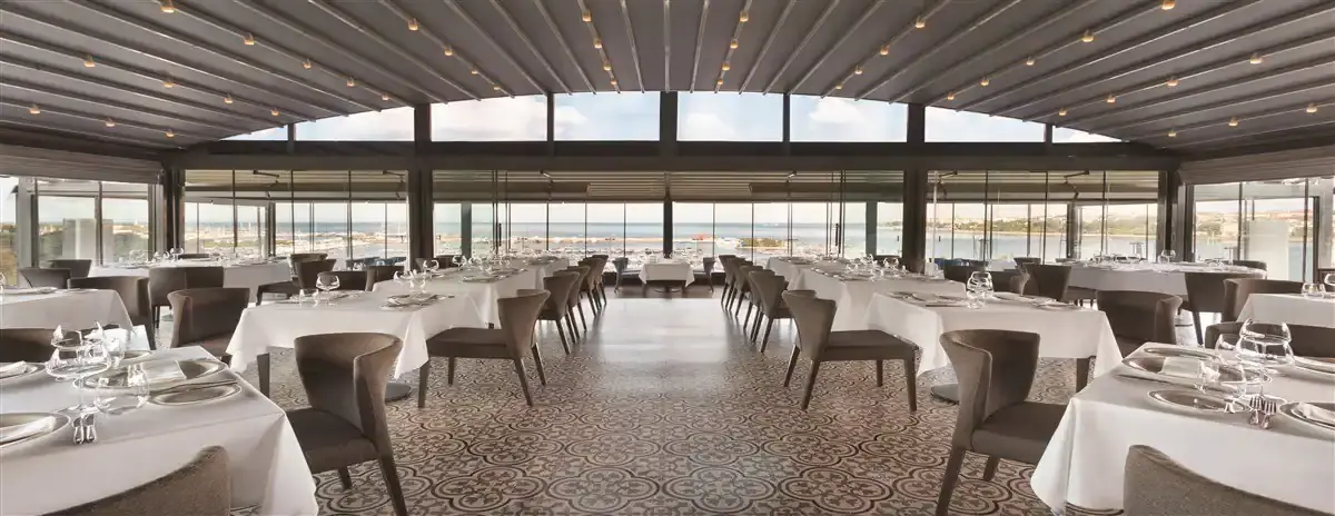 Ouzo Roof Restaurant - Wyndham Grand İstanbul Kalamış Marina Hotel'nin yemek ve ambiyans fotoğrafları 12