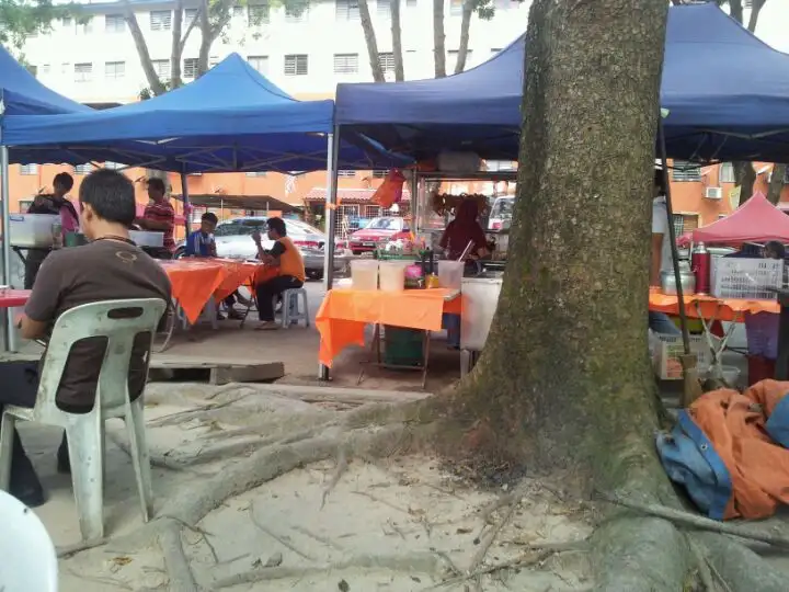 Kedai Teh, Bawah pokok