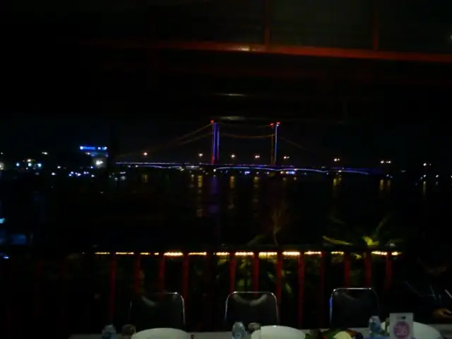 Gambar Makanan River Side Restaurant 12