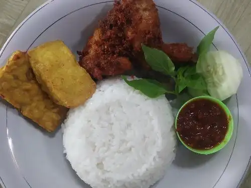 Ayam Goreng Laos Dapoer Cinta, Betapus