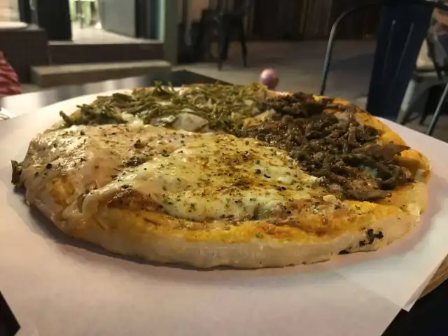 Gorgonzo Pizza'nin yemek ve ambiyans fotoğrafları 9