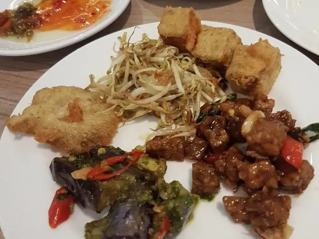 Gambar Makanan Lime Restaurant & Bar - Fave Hotel LTC Glodok 3