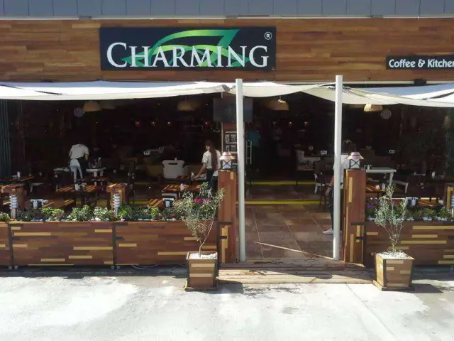 Charming Cafe'nin yemek ve ambiyans fotoğrafları 1