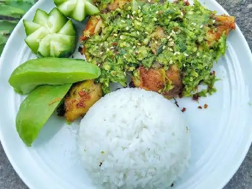 Ayam penyet Uuenak, Jl Jamin Ginting Km 11.5