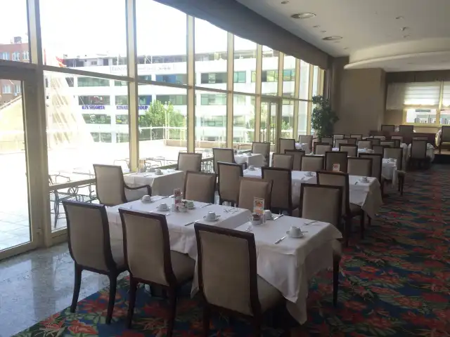 Deliz Restaurant - Grand Cevahir Hotel and Convention Center'nin yemek ve ambiyans fotoğrafları 2