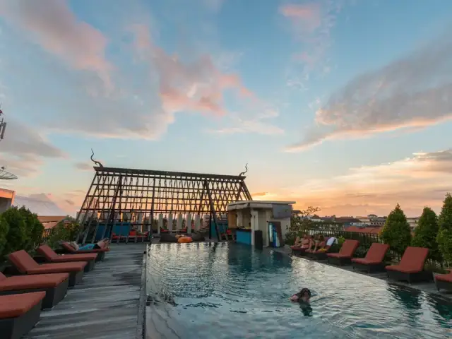 Gambar Makanan Skylight Rooftop Bar - Sun Island Hotel 3