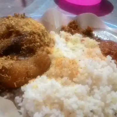 Bebek Goreng Tugu Pahlawan