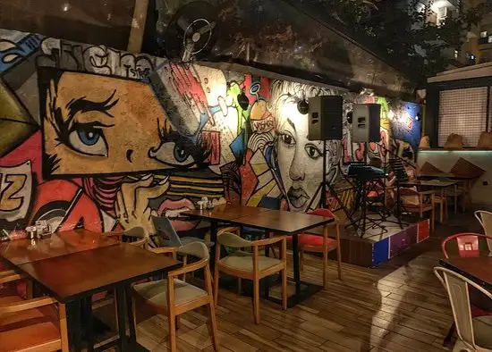 VosWos Garage Cafe Hotel'nin yemek ve ambiyans fotoğrafları 4