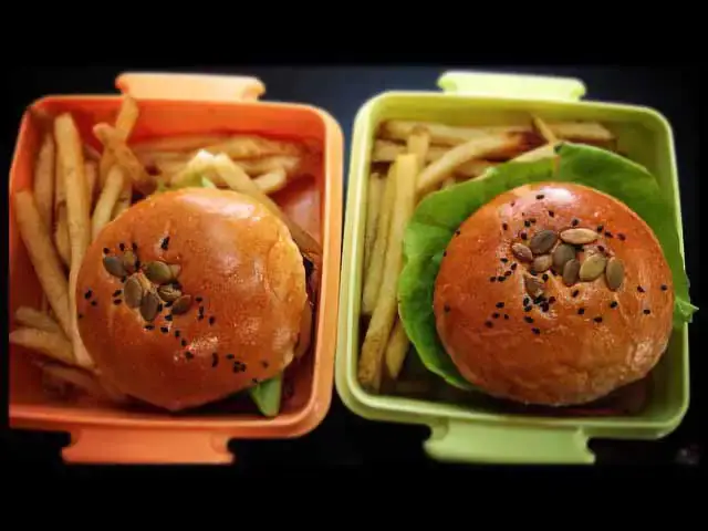 Burger Junkyard Food Photo 12