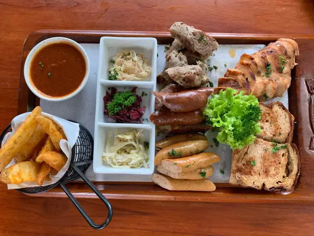 Gambar Makanan Bavarian Haus Bratwurst & Grill 9