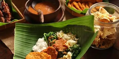 Nasi Pecel Pincuk Gg 9 Surabaya, Taman Pancing